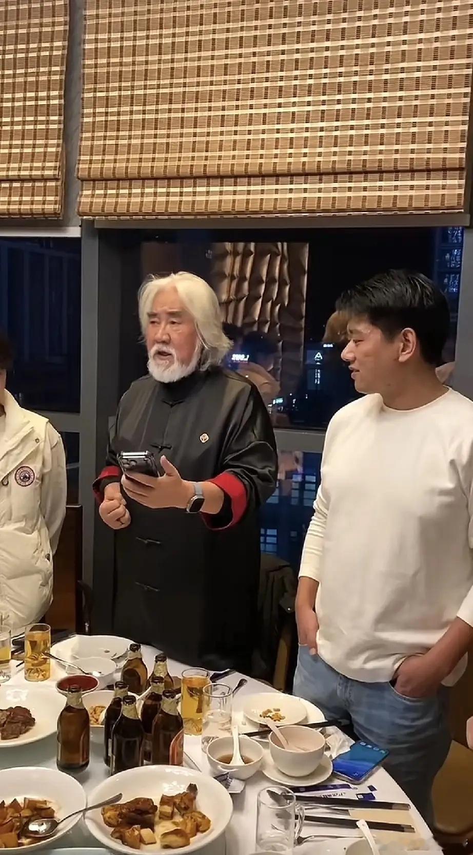 原来刘晓庆在张纪中面前也是边角料!元旦期间，刘晓庆与张纪中在上海的一家高端酒店相