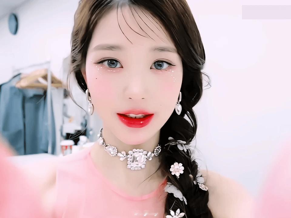 韩圈扩关[超话] 一辆小型kgc 属性都是芙4  带我两个儿子🈷️点乱纪女神和