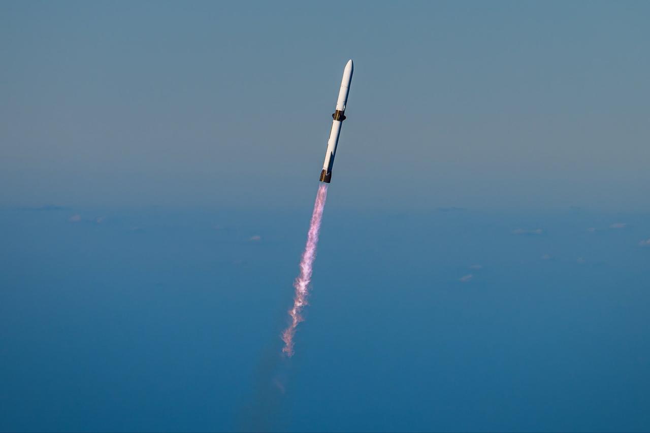 新格伦火箭的运力比重型猎鹰还强，未来再改进增强一下，完全可以用来载人登月，因为它