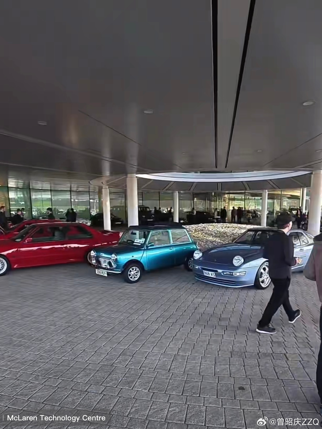 有点意外，但又情理之中：迈凯轮总部每个月会举办员工车聚，大家把自己的车开到一起“