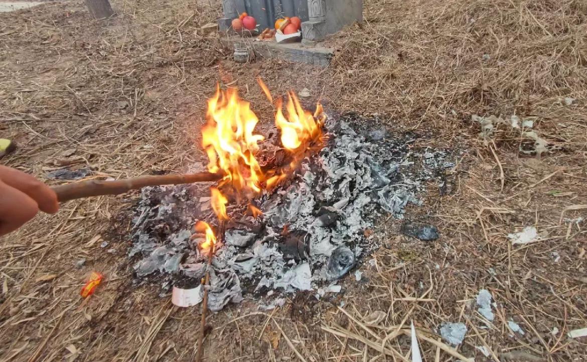 今天姑姑几个来给爷爷上坟，可是刚上完坟，姑姑们就要走。父亲一听不高兴了，脸立刻就