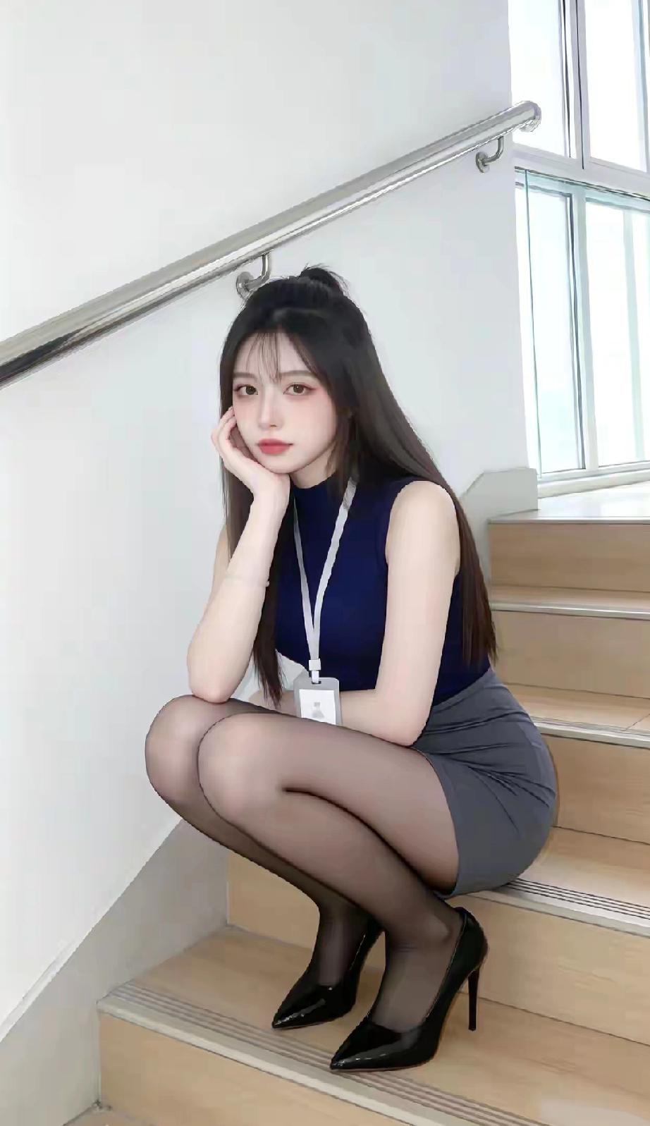 别总盼回头，
回头皆是愁。
深情被辜负，
薄情最舒服。
别问爱不爱，
行动最实在