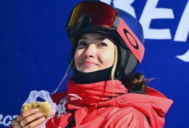 谷爱凌在美国的争议升级，受到了广泛非议。

几天前在福克斯新闻采访中，副总统万斯