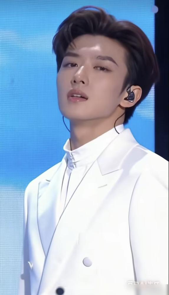 3月18日两条AI相关的事，直接炸了热搜。
一边是行业风口。爱奇艺说今夏有AI