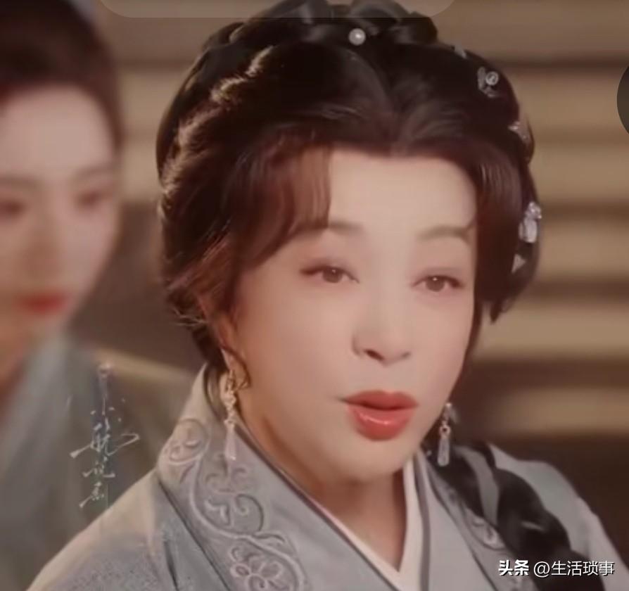 这明明是老太婆，半点不像“少女”
……
刘晓庆，还想当少女，可能吗？
一把年纪了