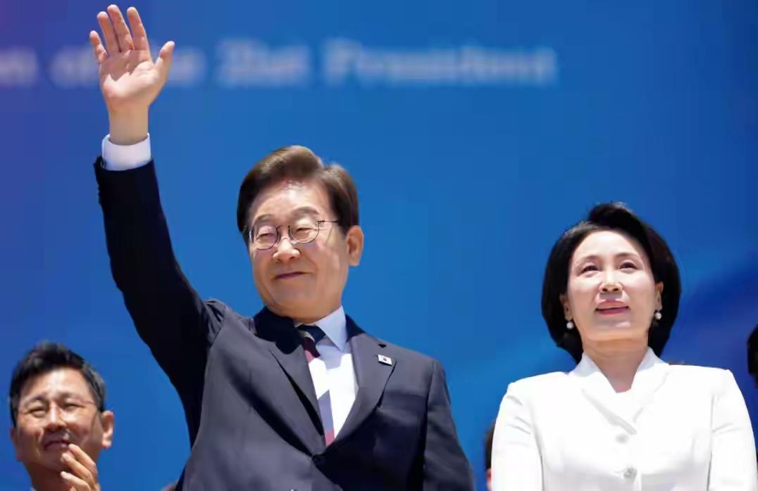 韩国总统李在明这时候启用了韩国前总统卢泰愚的儿子卢载宪作为驻华大使，这时候传出一