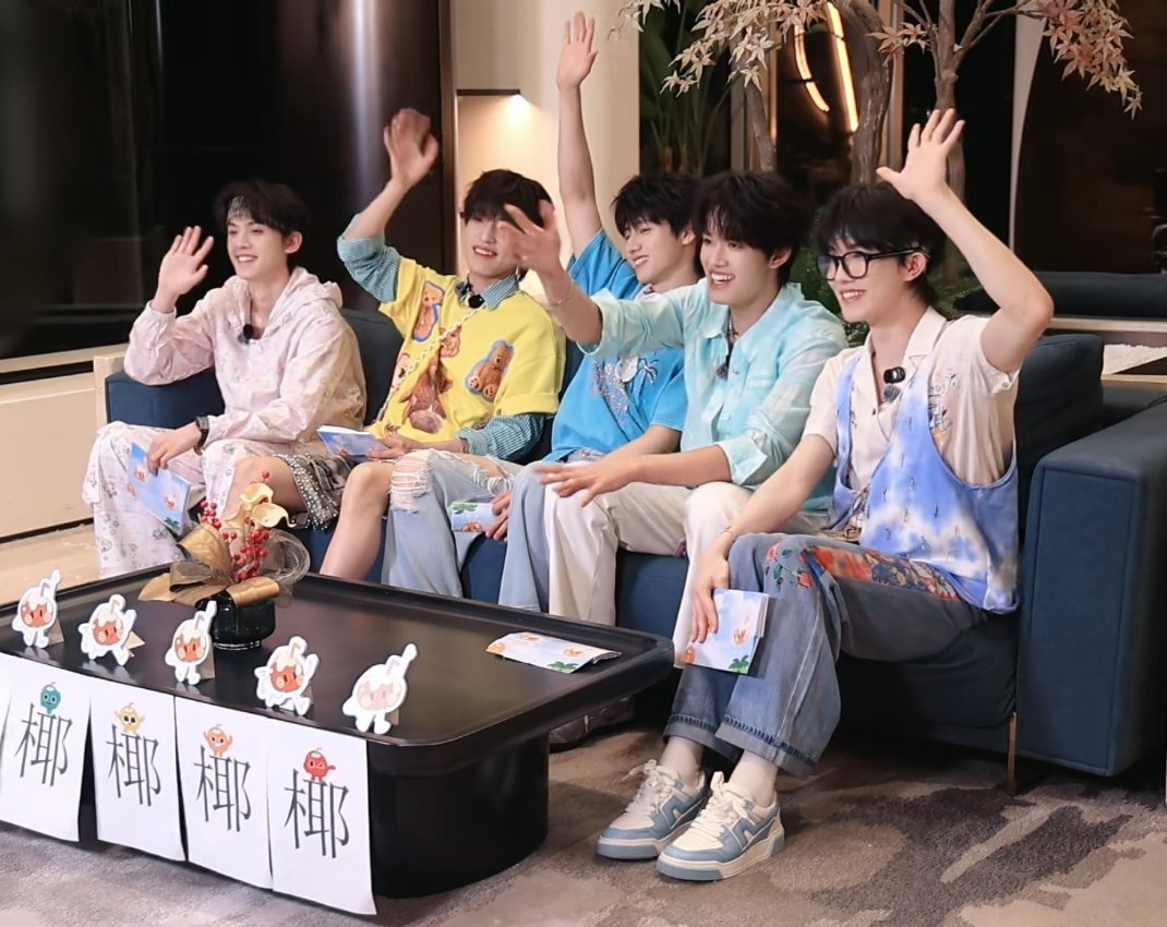 一个真正合格的女爱豆是怎么坐沙发的： 