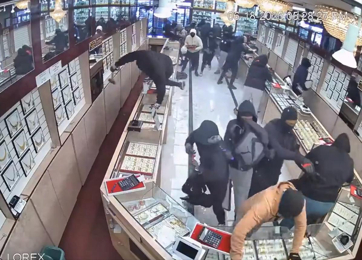 美国司法部公布了一段视频，显示一群歹徒在加州弗里蒙特市一家名为Kumar Jew