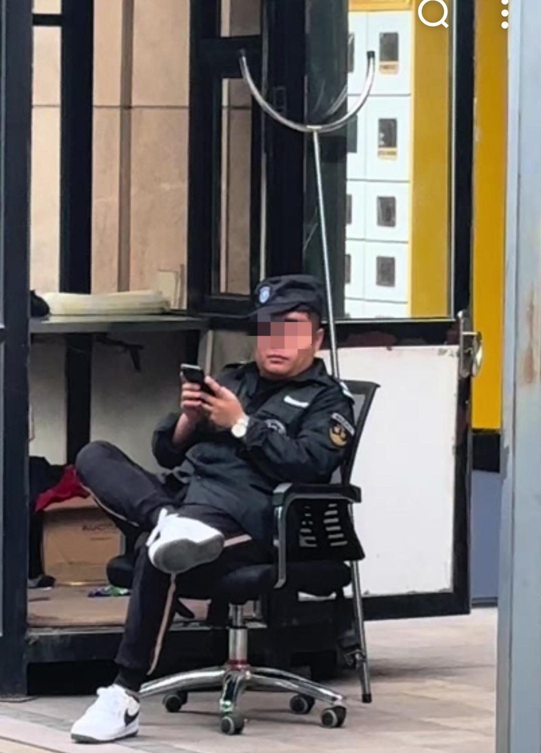 昨天晚上遛弯路过一个小区大门口，发现小区门口的值班保安一直低着头在看手机，根本不