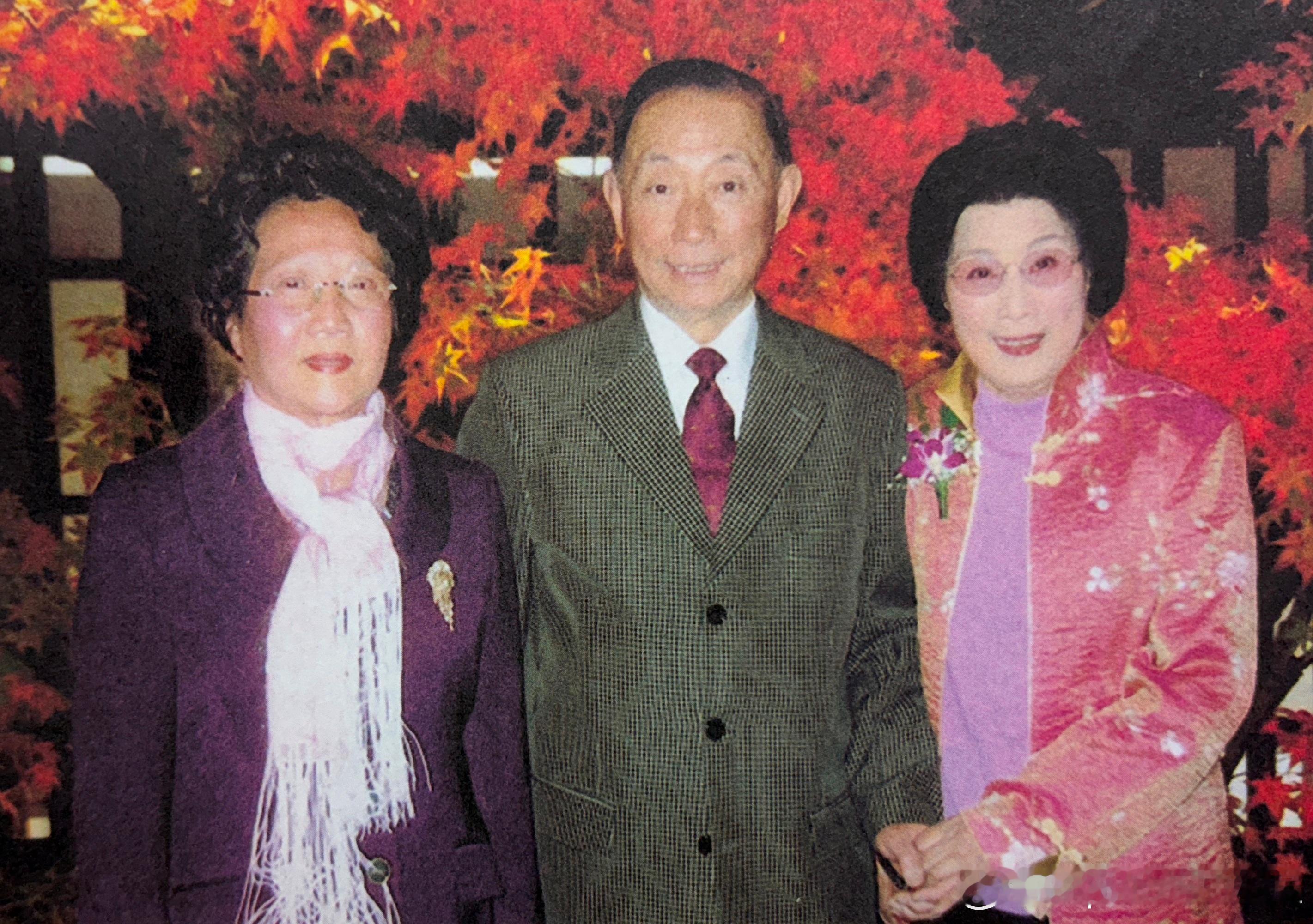 2006年越剧百年活动，李金凤、梅葆玖与傅全香合影越剧