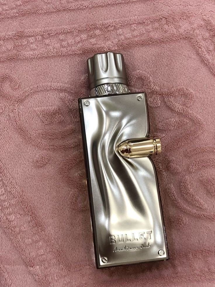Oh看这个香水瓶设计成子弹撞击造成的形变耶 