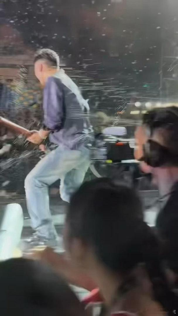 谢霆锋演唱会变大型呲水现场 这可能是史上第一个把演唱会玩成泼水节的人 