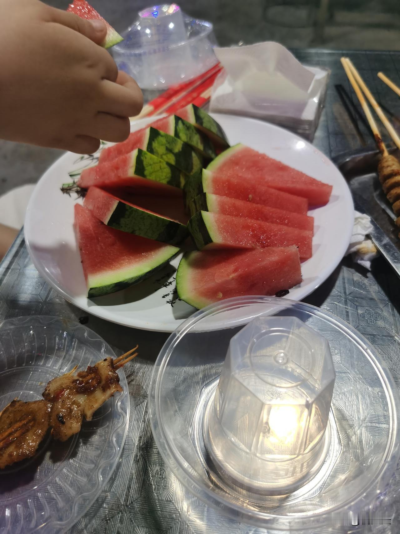 今天来河南玩，这个比较赞[赞]烧烤店老板免费赠送西瓜，关键是吃完一盘还有一盘，真