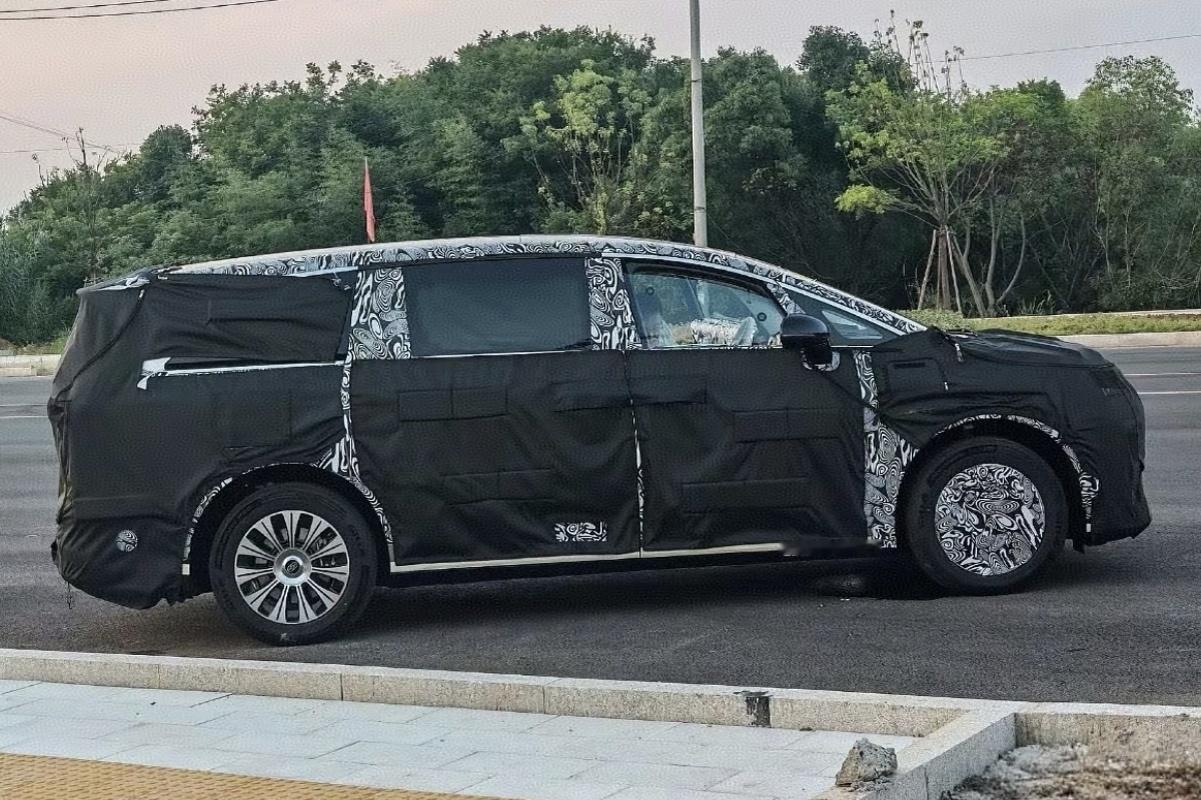 享界 MPV 的最新谍照这是今年鸿蒙智行四款 MPV 中定位最低的一台 