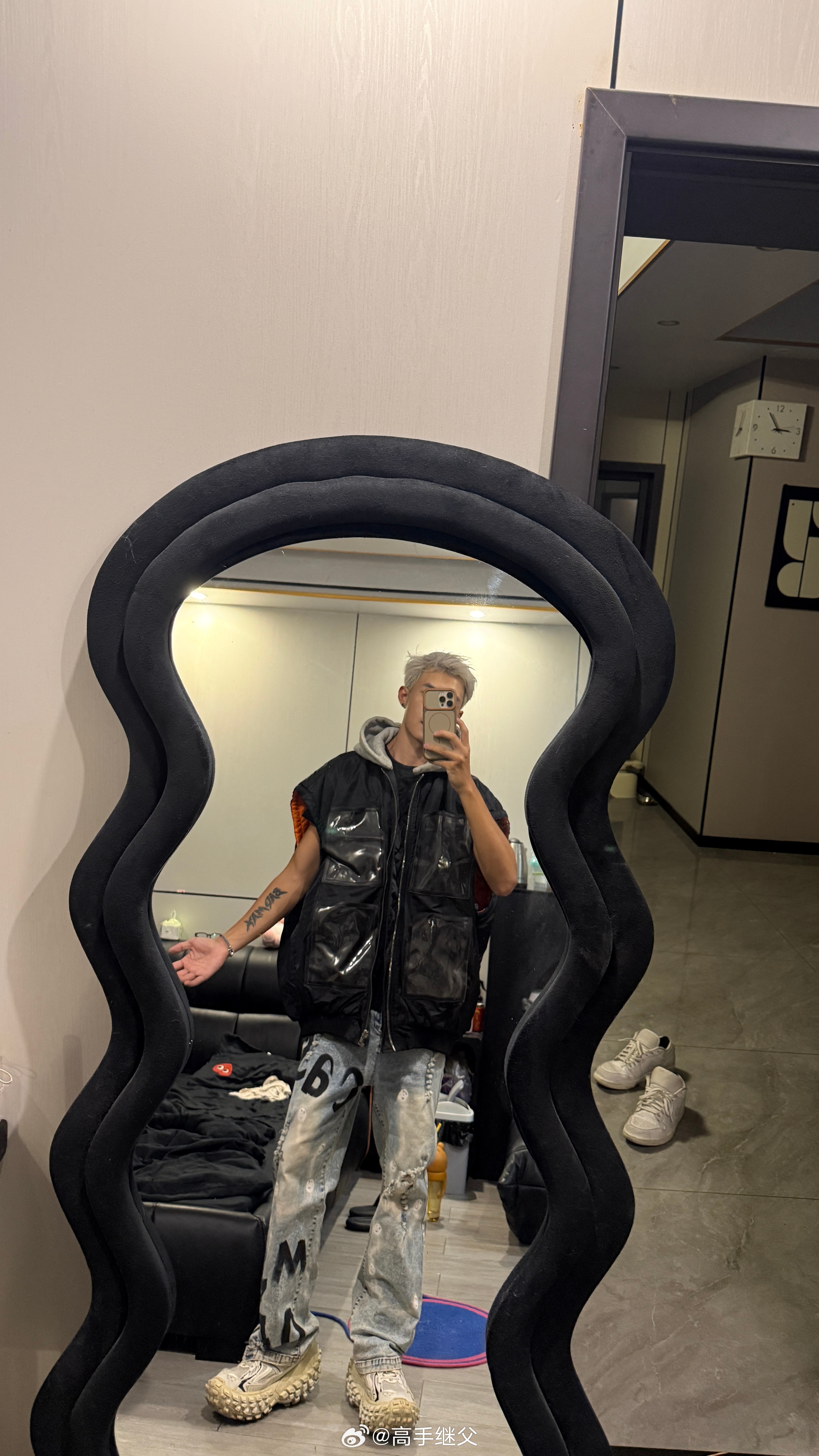 有个工作需要穿得很潮，翻出了我初中还是高一买的衣服。居然放到现在也不错。 