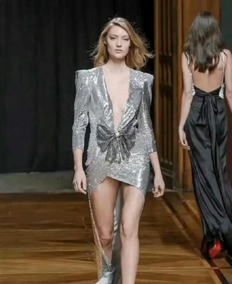 李沁真聪明，巧妙地在衣服胸口做了小处理，既大方又得体。 ​ ​​​