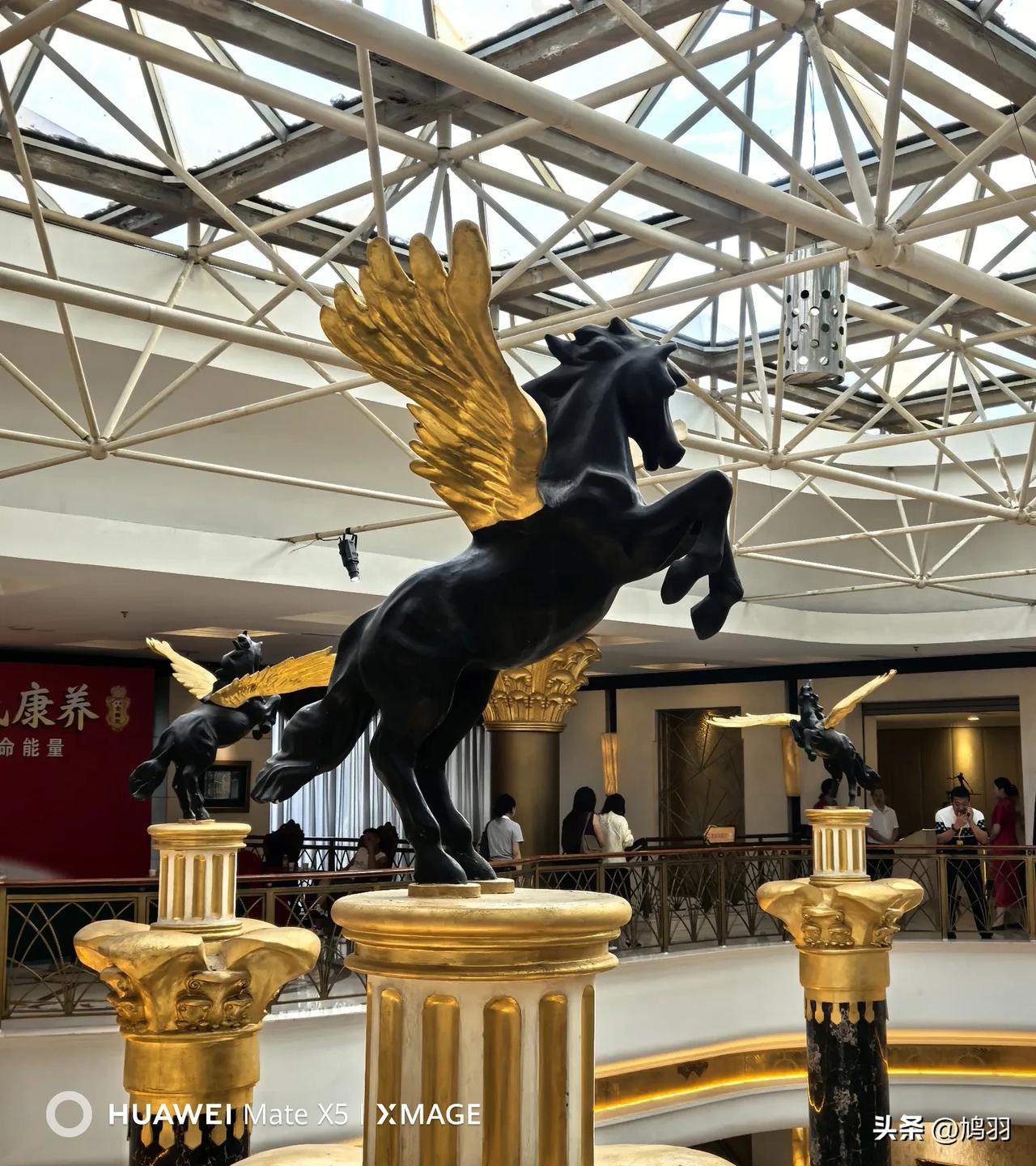 鄂尔多斯饭店大厅黑马金翼雕塑，飞马背后有两层寓意

下榻鄂尔多斯饭店，己两天了。