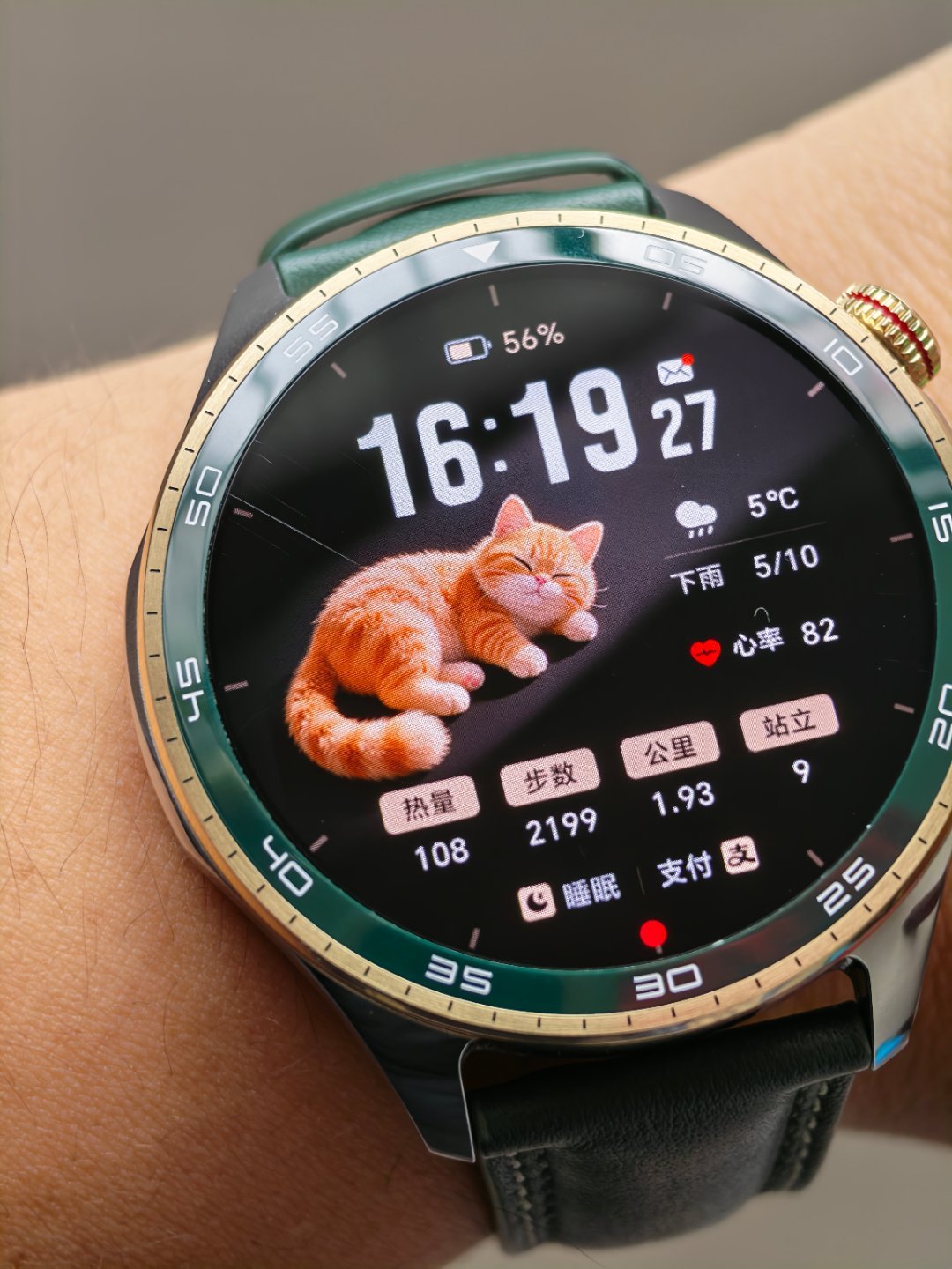 哇塞，我天塌了…我的这块荣耀手表上不知道啥时候多了一道划痕好深好长一道，不过应该