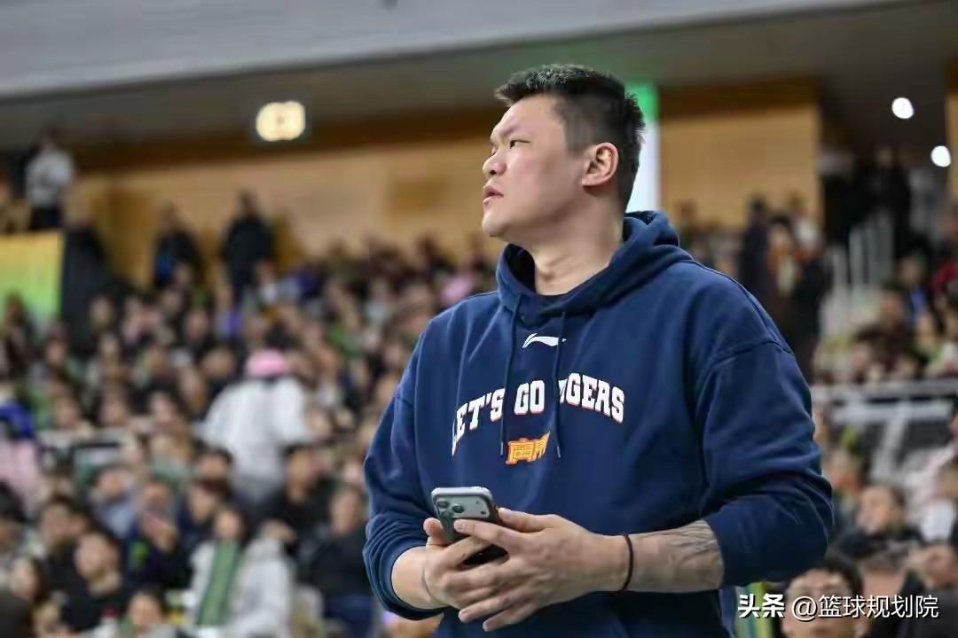 广东男篮巨变！朱芳雨不再担任广东男篮总经理！

随着杜峰不再担任球队主教练之后，