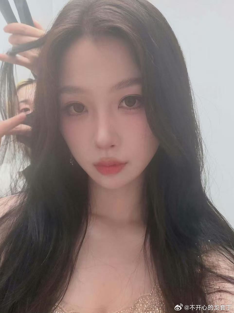 虞书欣虞书欣晒灿如繁星追剧团照片虞书欣灿如繁星追剧团晒照啊啊啊！今天的欣欣超美的