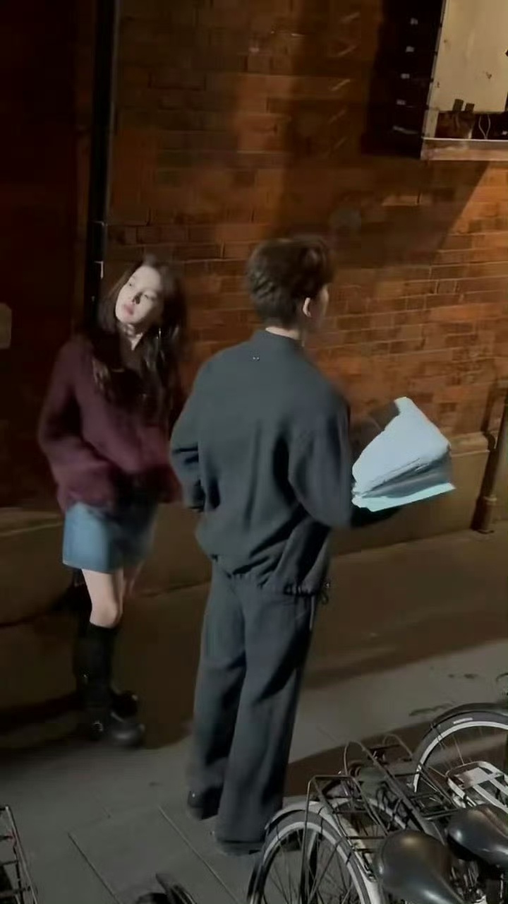 章若楠片场拍戏走神章若楠拍摄《想把你和时间藏起来》，开拍后因为有粉丝叫她，她下意