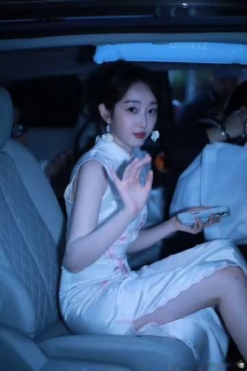 浪姐6一公分组 初舞台上的蒋梦婕，气质出众，红色妆容与红袜的搭配，简直是为她的舞