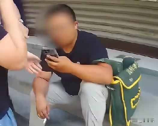近日，四川德阳，一男子冒充电信师傅上门，借装宽带之名安装盗话设备，男子专挑独居老