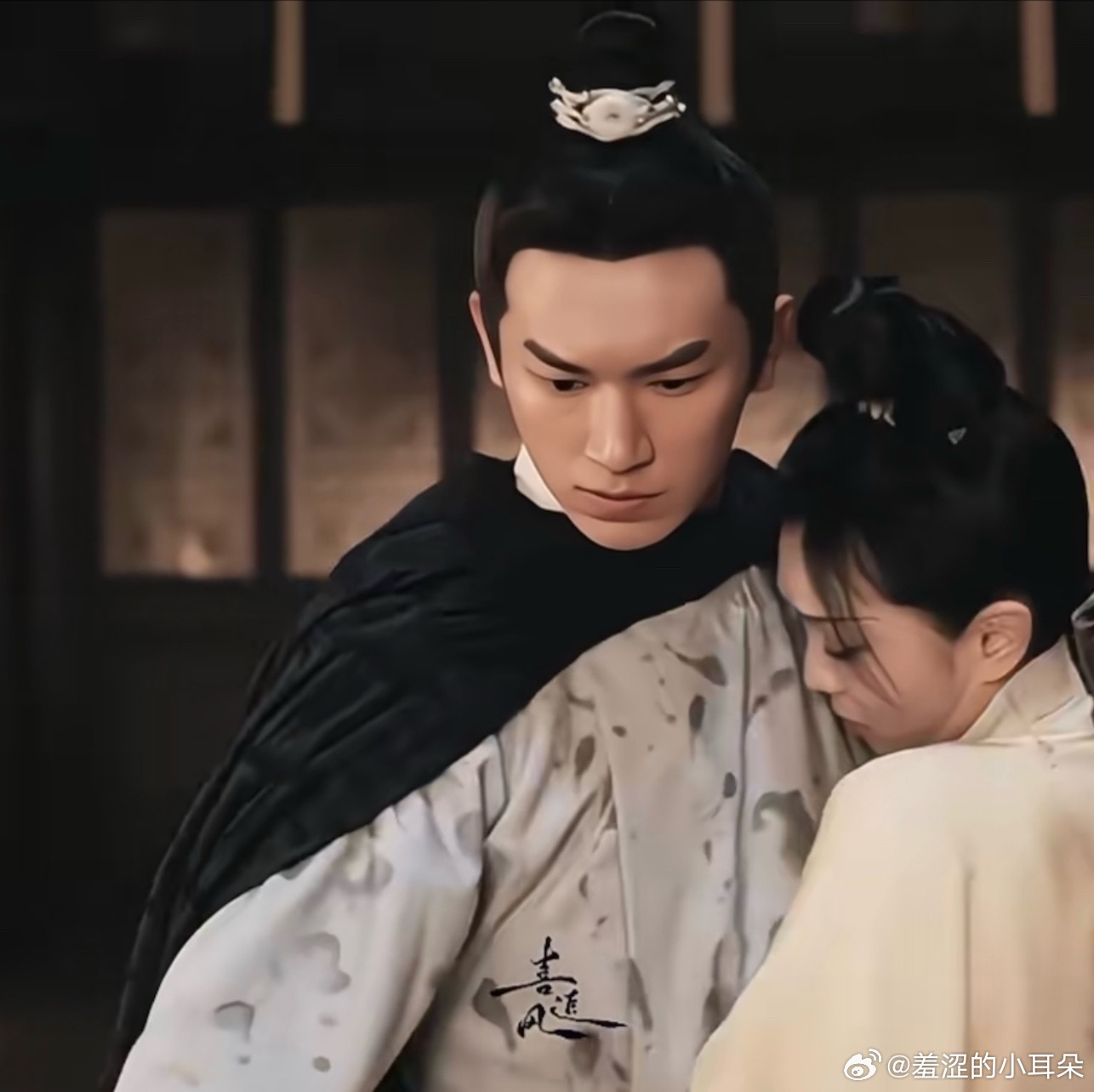 来自卢凌风的安全感，左手护喜君，右手一副防御姿态！！！第一季到第三季都没变过！！