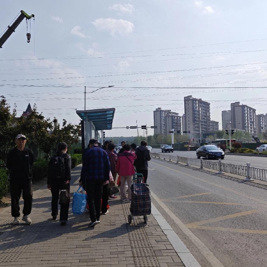晒出你的本地生活（43+1）坐地铁一号线，从东郭庄地铁站下车，不远处就是公交车站