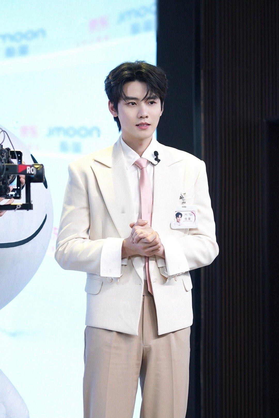 任豪公路文男主上线从雪地到公路，从镜头前到聊天时，他把“尽兴”活成了进行时。原来