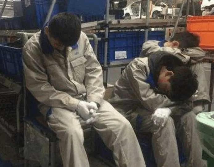 中年男人太不容易了！我二哥这个月工资3300，这也是他连续第五个月只领到3500