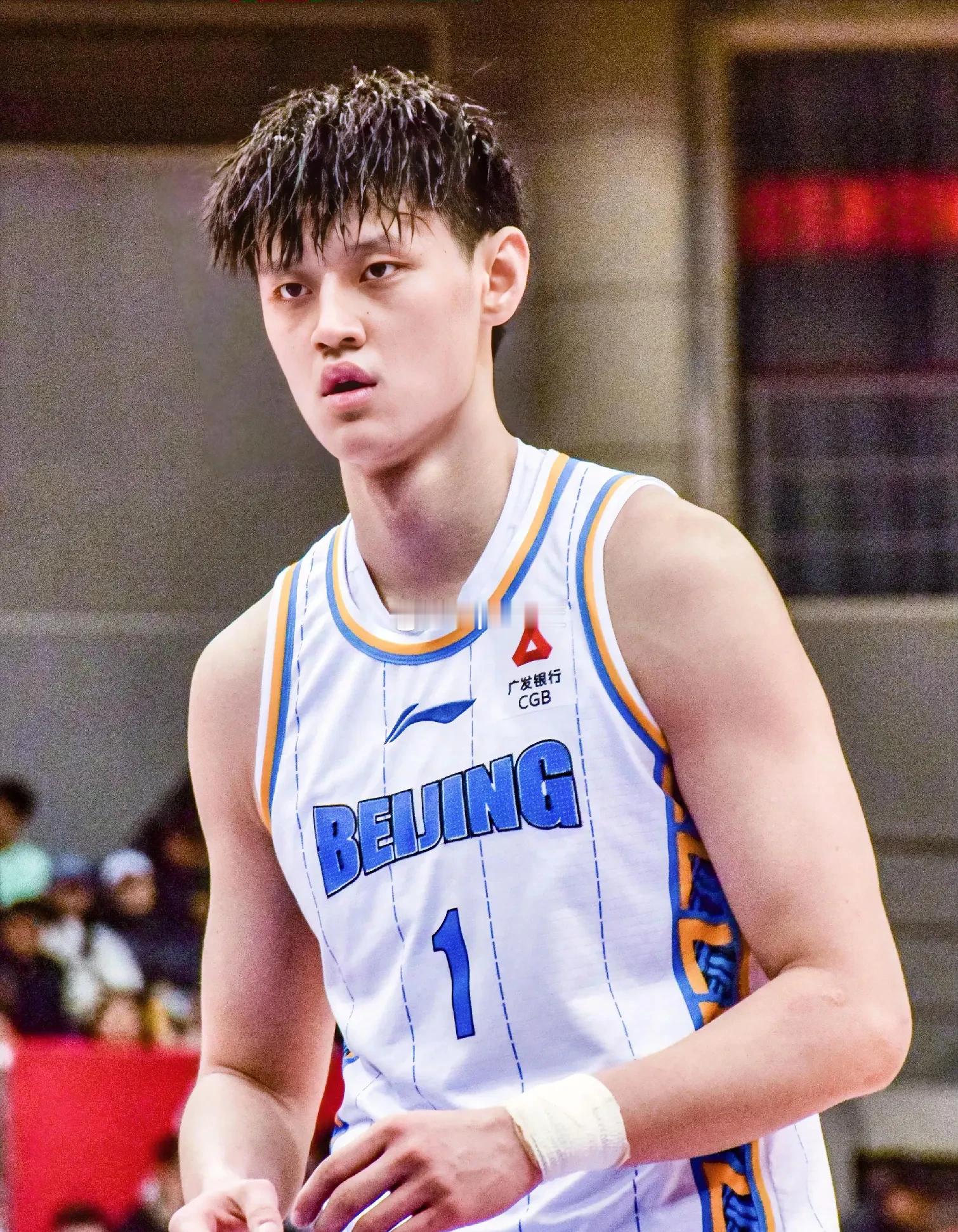 续约北京！小曾终于确定了新赛季的去向。其实对于现阶段的小曾来说，不管去哪，赶紧打