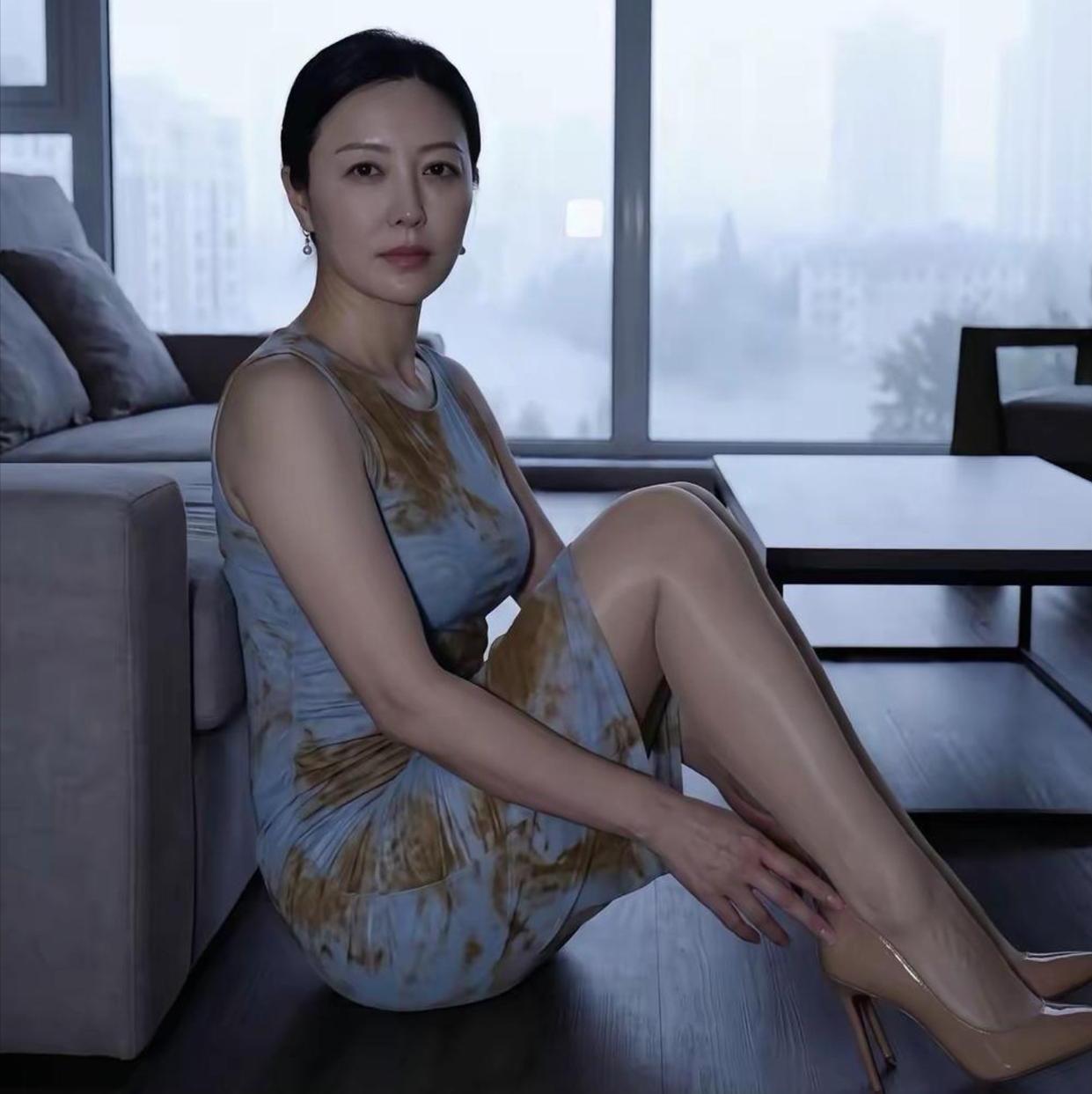 到了 45 岁，真的算老了吗？
 
很多人总拿年龄去定义女人，觉得人到中年就要收