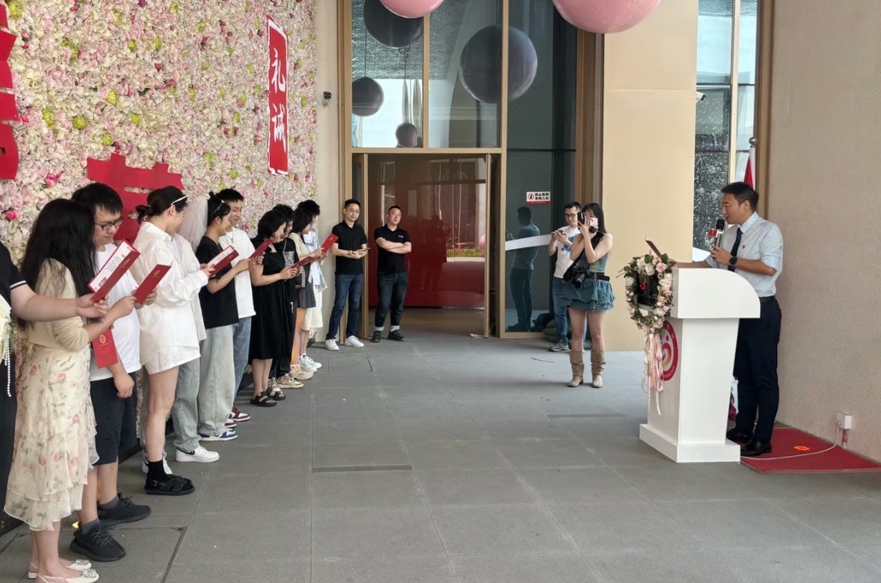 谭乔当证婚人谭乔为新人颁证谭乔不仅在交通界有一席之地，现在都闯进民政局当证婚人了