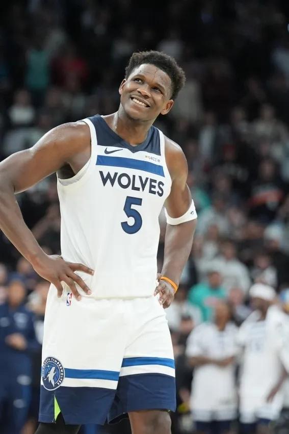 华子被毁了！森林狼硬要他当指挥官，却忘了他是顶级得分手。看看布克遇见保罗才真正起