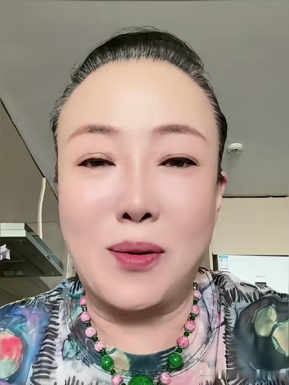 “刘英妈”孙立荣在直播的时候，有个女粉丝说:“有认识的好老头吗？介绍给我一个”,