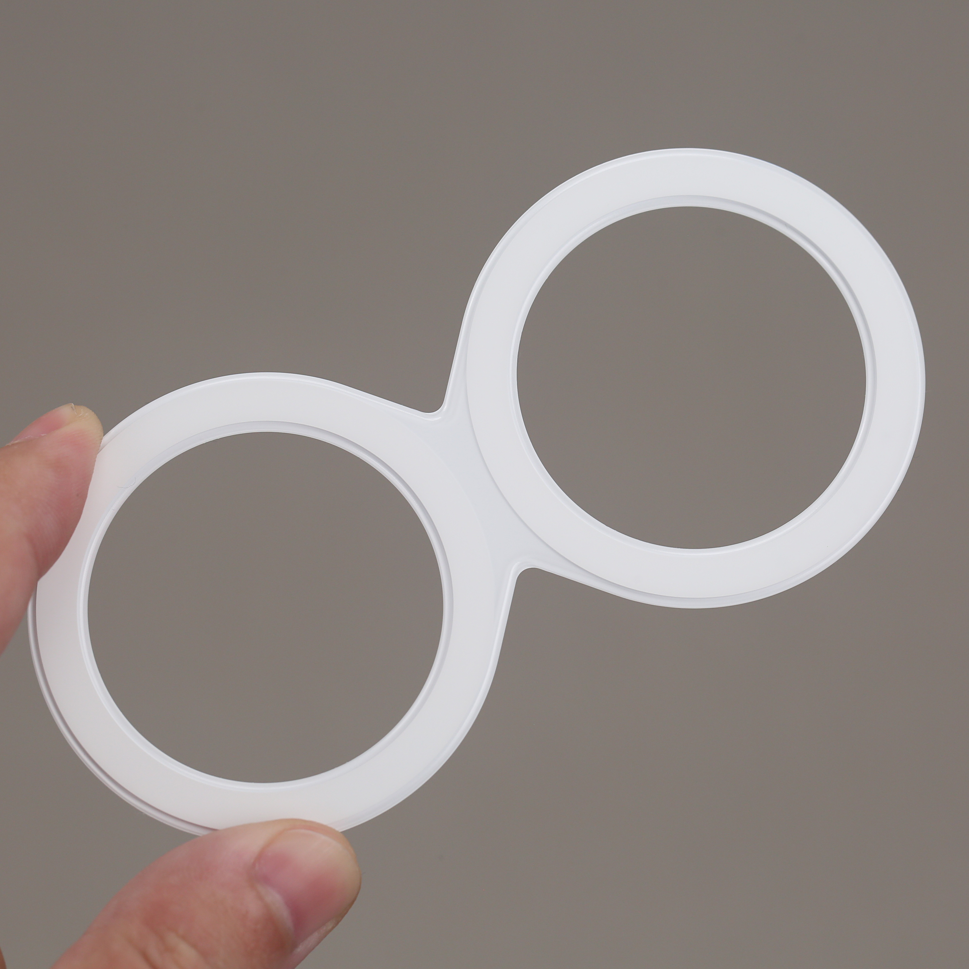 这个花生形状的双磁环，就是一锤定音式的产品。要想做到双磁圈，磁力比我们这个强，到