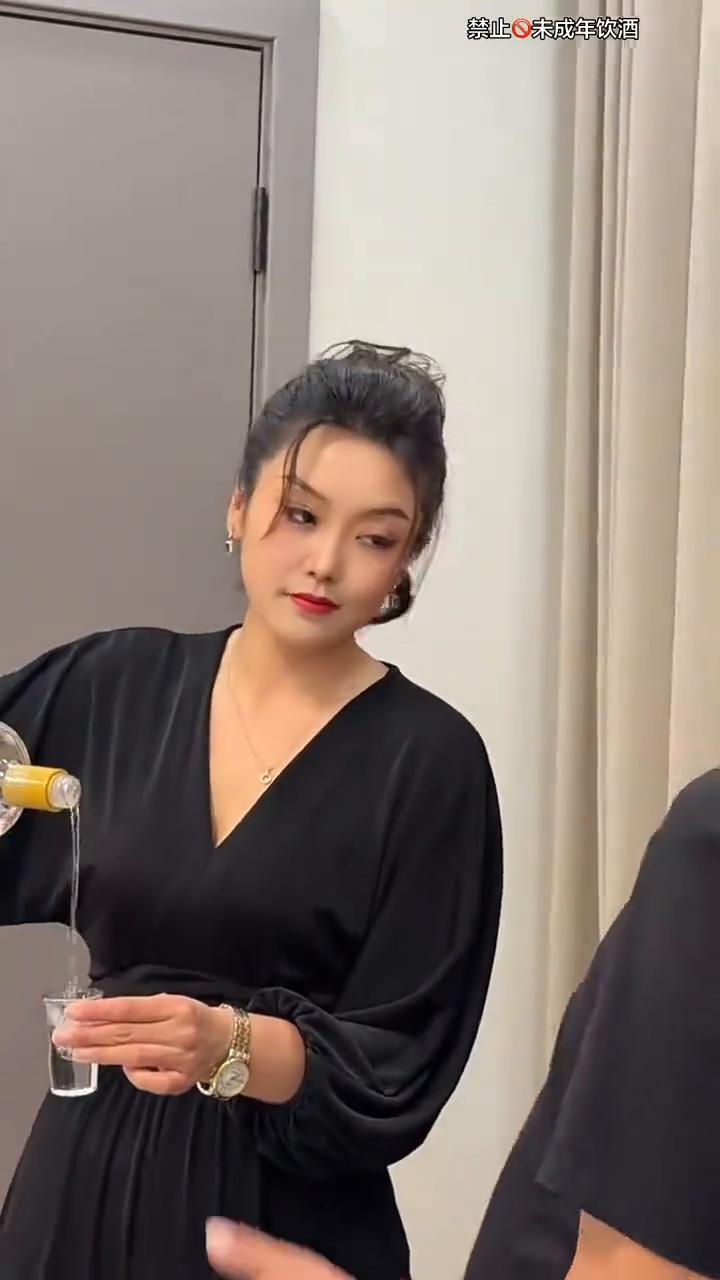 话说的多不如少，路走得稳才算好。人情冷暖都知晓，问心无愧最重要。不把是非挂嘴角，