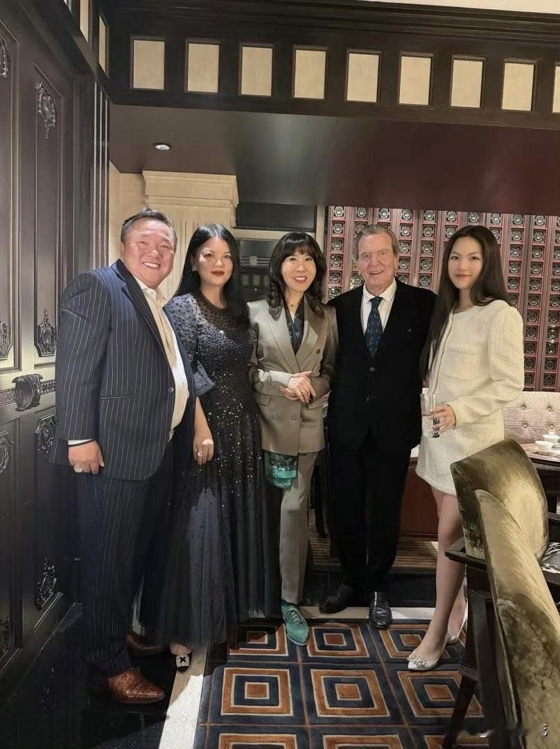 李湘的人脉圈层还是被严重低估了！
 
10月24日，李湘晒出和德国前总理格哈德·