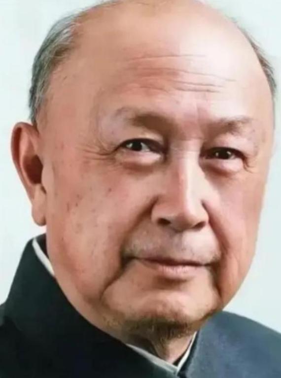 1964年，钱学森回家吃饭，夹起一块红烧肉，突然惊呼：“别吃，拿去化验！”谁知，