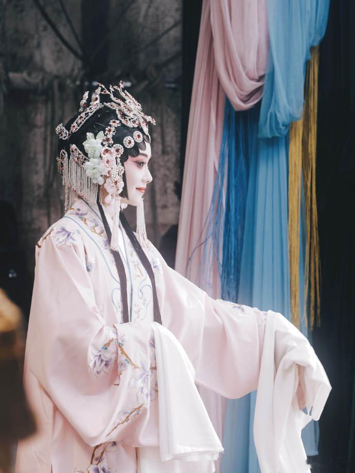 刘浩存游西湖花絮照刘浩存李慧娘花絮照 好美啊宝宝，演的特别好