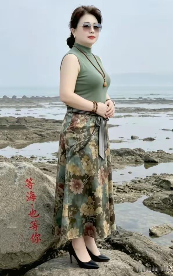 等海，也等你：人间至美是相逢
大海潮起潮落，年复一年循环往复，礁石静立岸边，见证