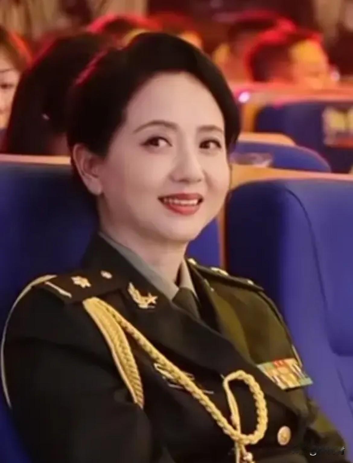 陶慧敏，1966年生于浙江温州一个普通工人之家，国家一级演员，大学兼职教授，年轻