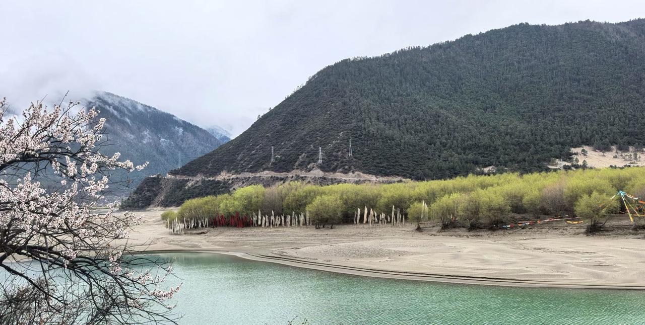 今年春天最想实现的心愿远望山近乐水！山水相依才最美，依山傍水的地方想不美都难！
