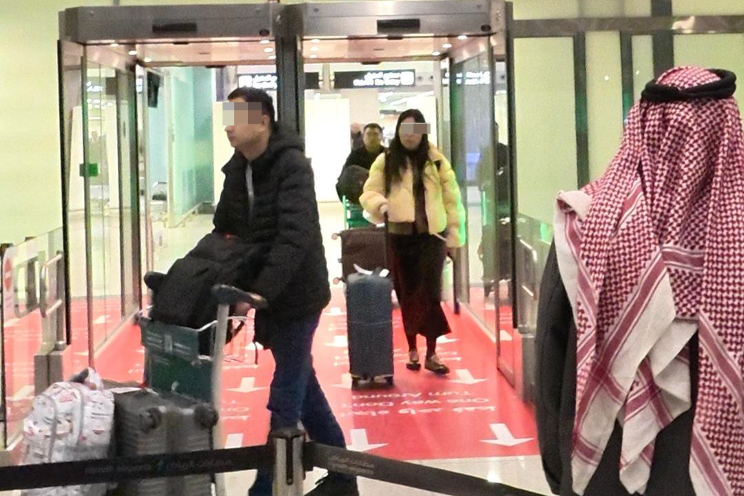 【#中国航司重启中东航线#，首架航班落地沙特利雅得 乘客：局势稳定就回来上班】#