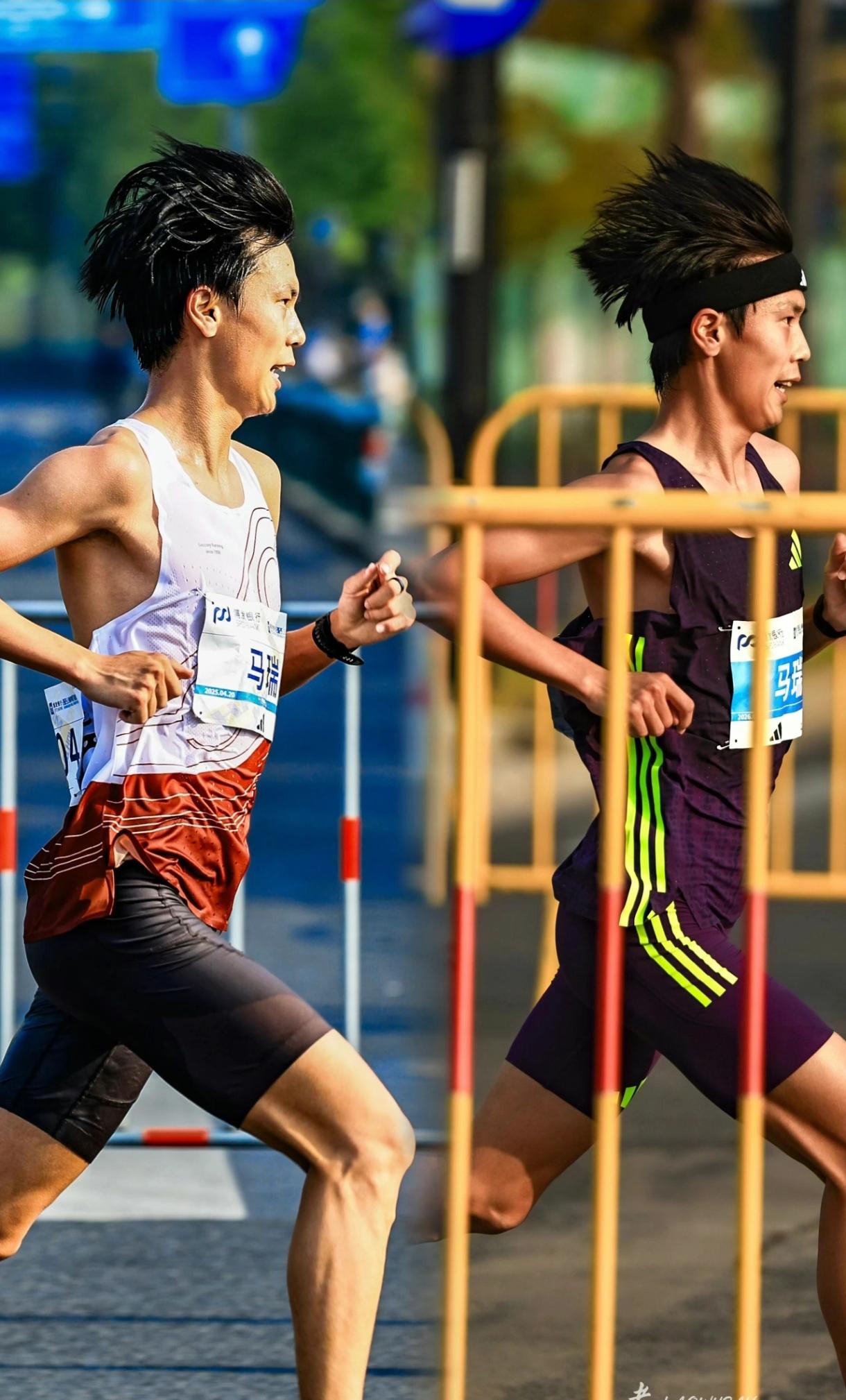 同一个位置，同样的角度，时隔一年，再拍下此刻的自己。
 
谁能想到，一年前的我，