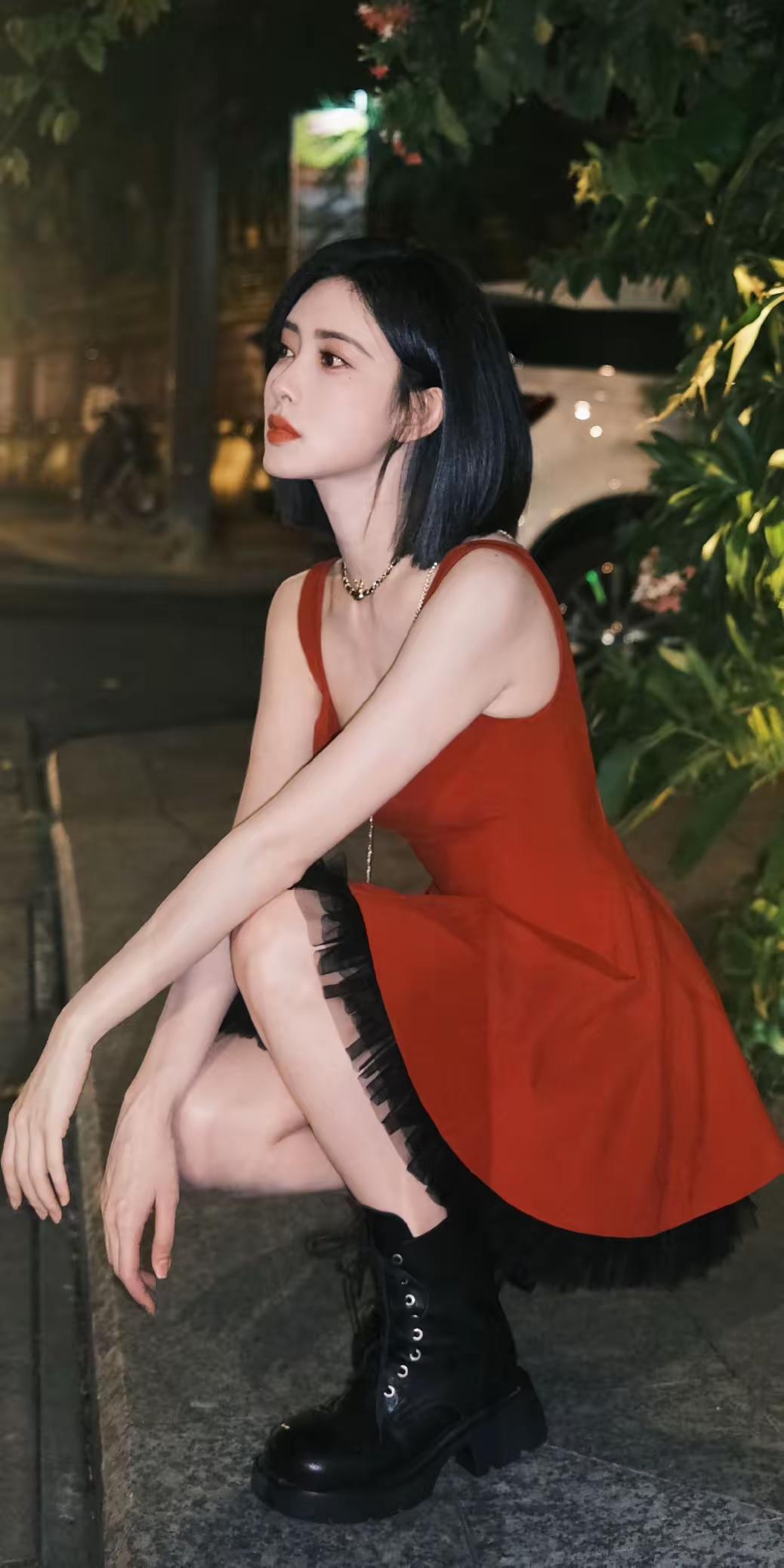 夜色漫过肩头，红裙撞碎晚风。
孟子义短发利落，裙摆飞扬，在城市的霓虹里，把热烈与