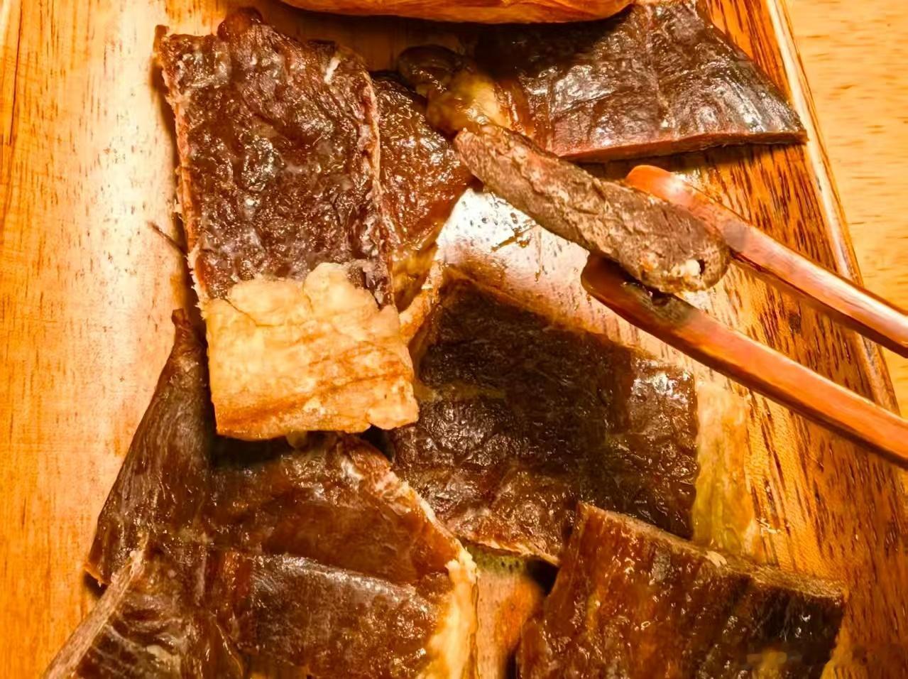 现烤牛肉干，一款低调但纯粹的牛肉干。经常出去旅游时带着这款。在旅途中，这款有时是