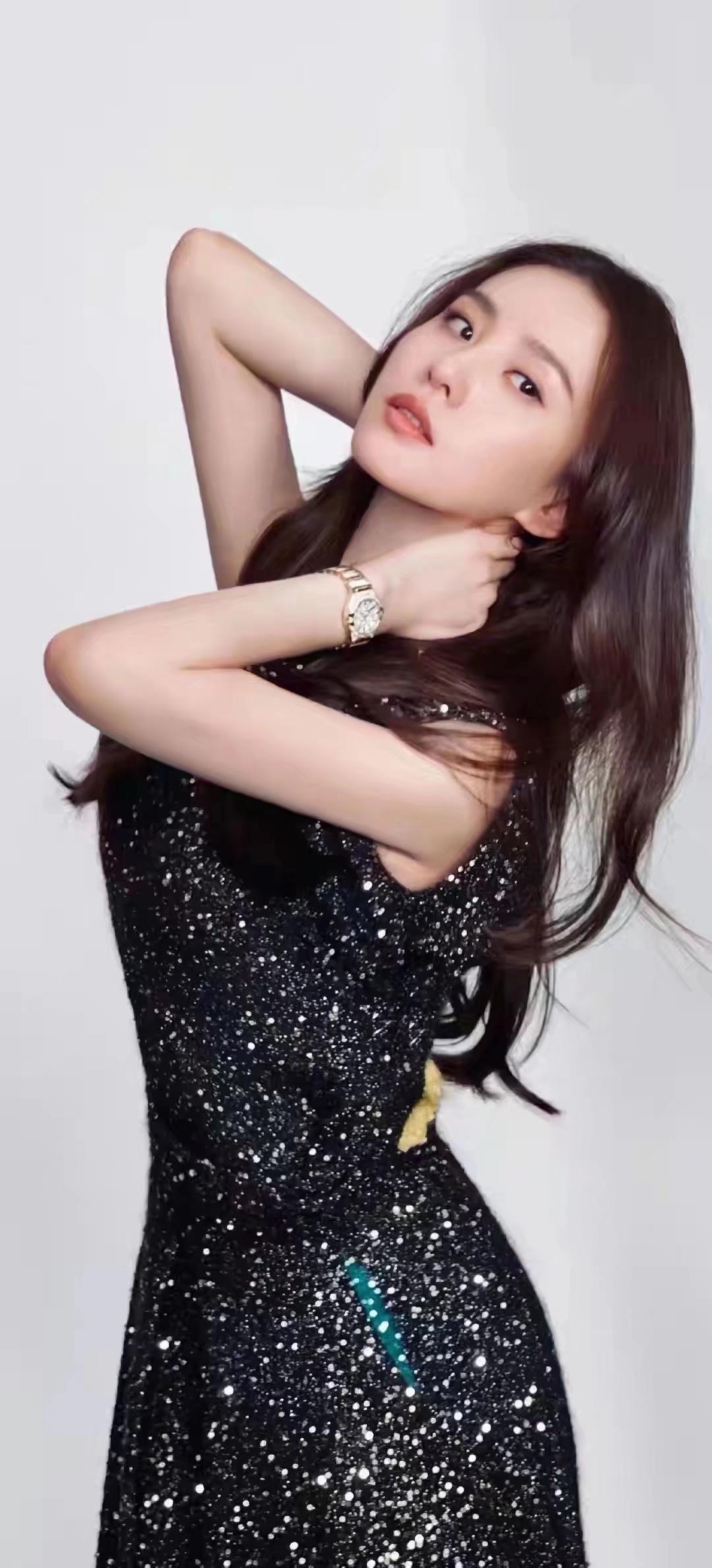 星河映夜，佳人轻抚。