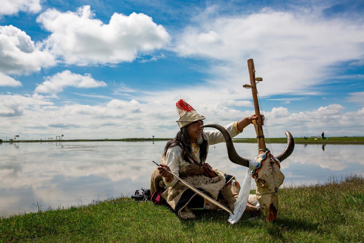 #夏日生活打卡季#真是幸运，偶遇非物质文化遗产传承人。老人有二件宝贝，鹰翅膀骨做